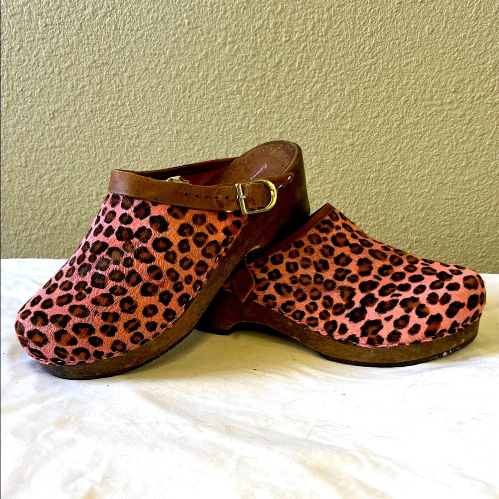 HANNA ANDERSSON pink hair on leopard print ladies clogs. Size 39 (8/8.5)